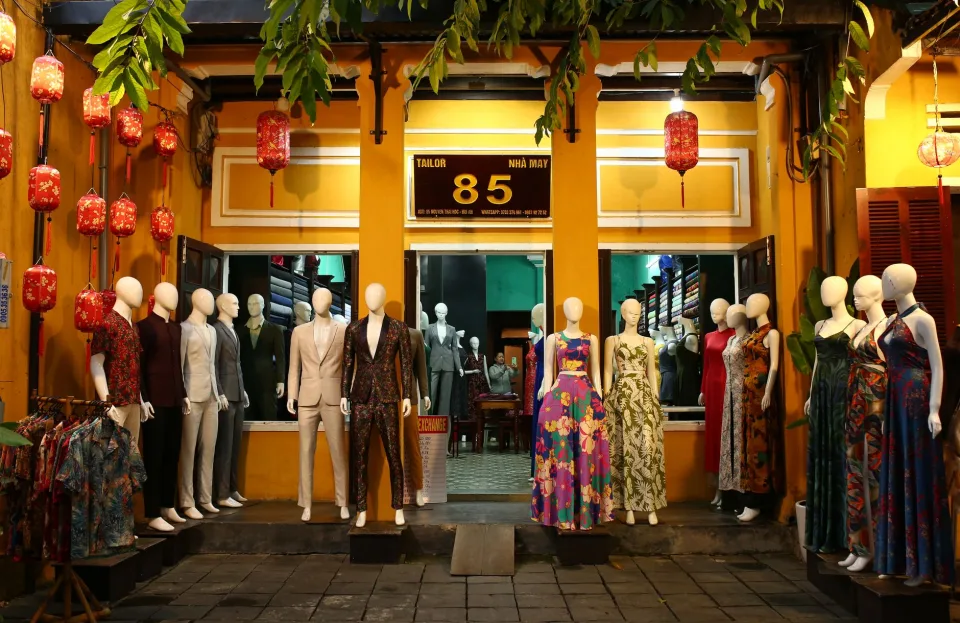 Quần áo & phụ kiện đi kèm